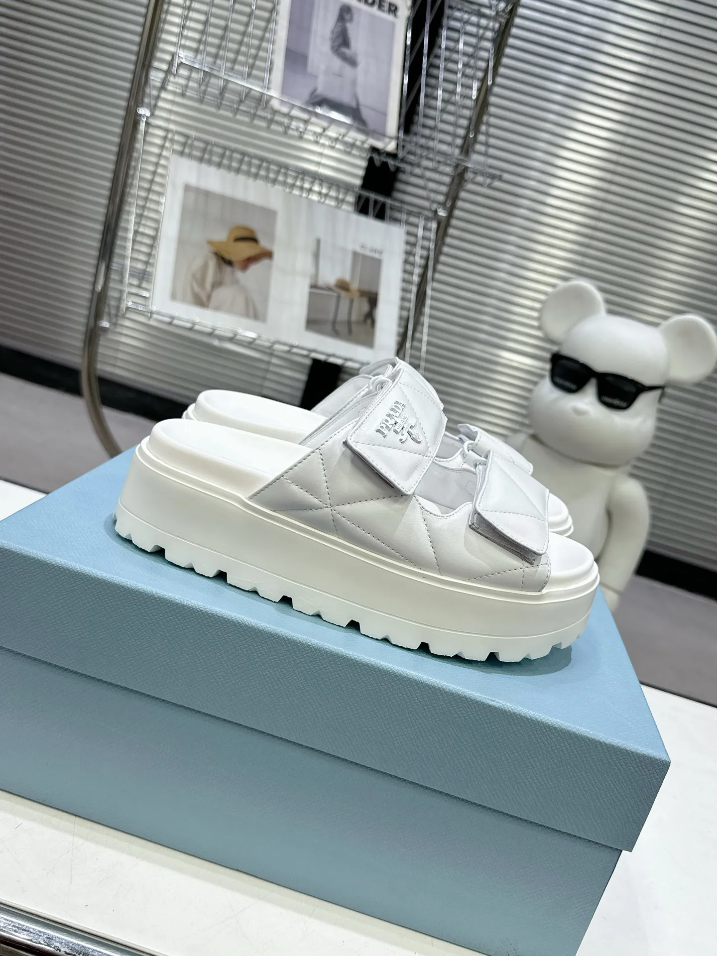 👟👟Ex-factory price 440👟👟 PRADA 2025 vs spring and summer popular sandals series... [Thick-soled double-button sandals] Original 1:1 customization, this year's most fashionable and popular retro British style, simple and elegant, all styles are good-looking, platform thick soles make you slimmer and taller, very comfortable, fashionable and versatile... Many Internet celebrities are on their feet. These platform round-toe thick-soled shoes are very popular this year. They can be worn (increased) for both leisure and leisure. ❶Material: Customized imported calf leather ❷Inner: Customized imported sheepskin ❸Outsole: Original molded ultra-light outsole ❹Sole thickness: 5.5cm ❺Number of yards: 35-40 ❻Packaging: Original full set of packaging ☀Color: Official website updated simultaneously